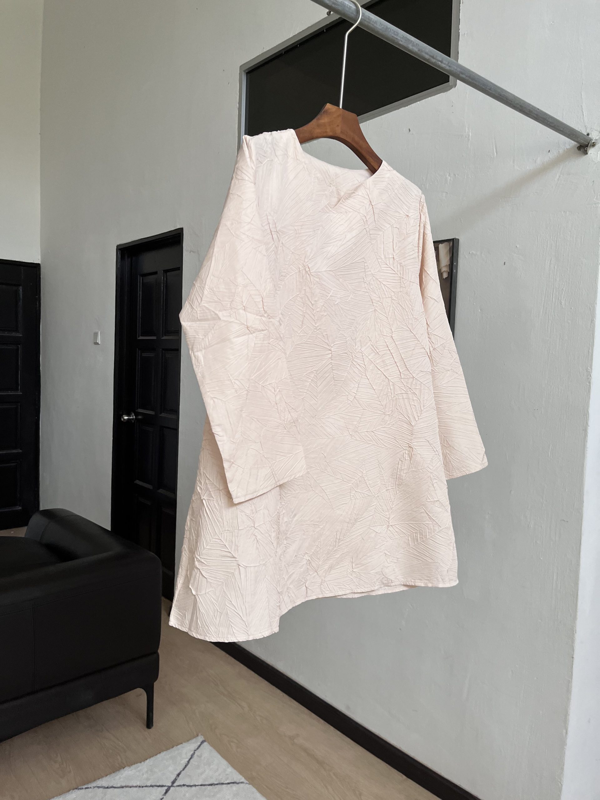 Tiara Ironless Tops in Milky Cream