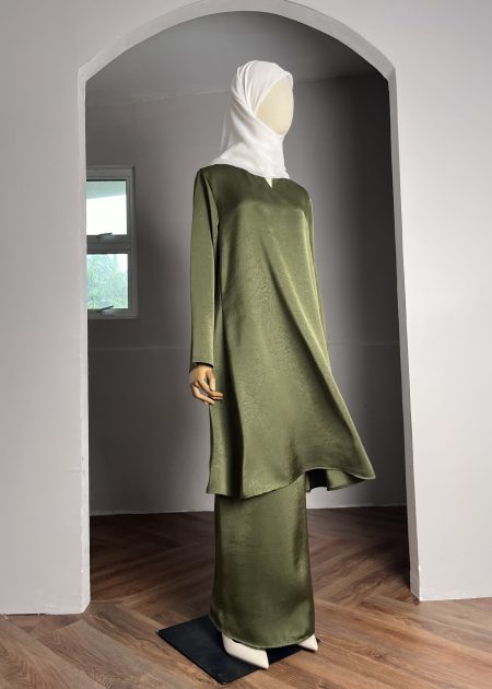Crushed Mulberry Silk Klasik Kurung in Fiji Green