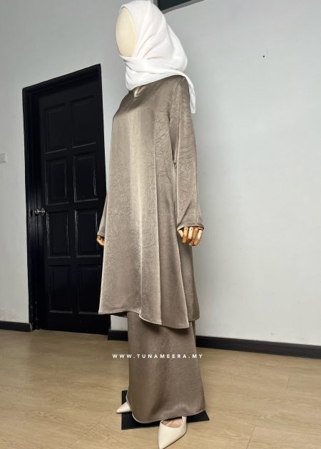 Crushed Mulberry Silk Klasik Kurung in Taupe