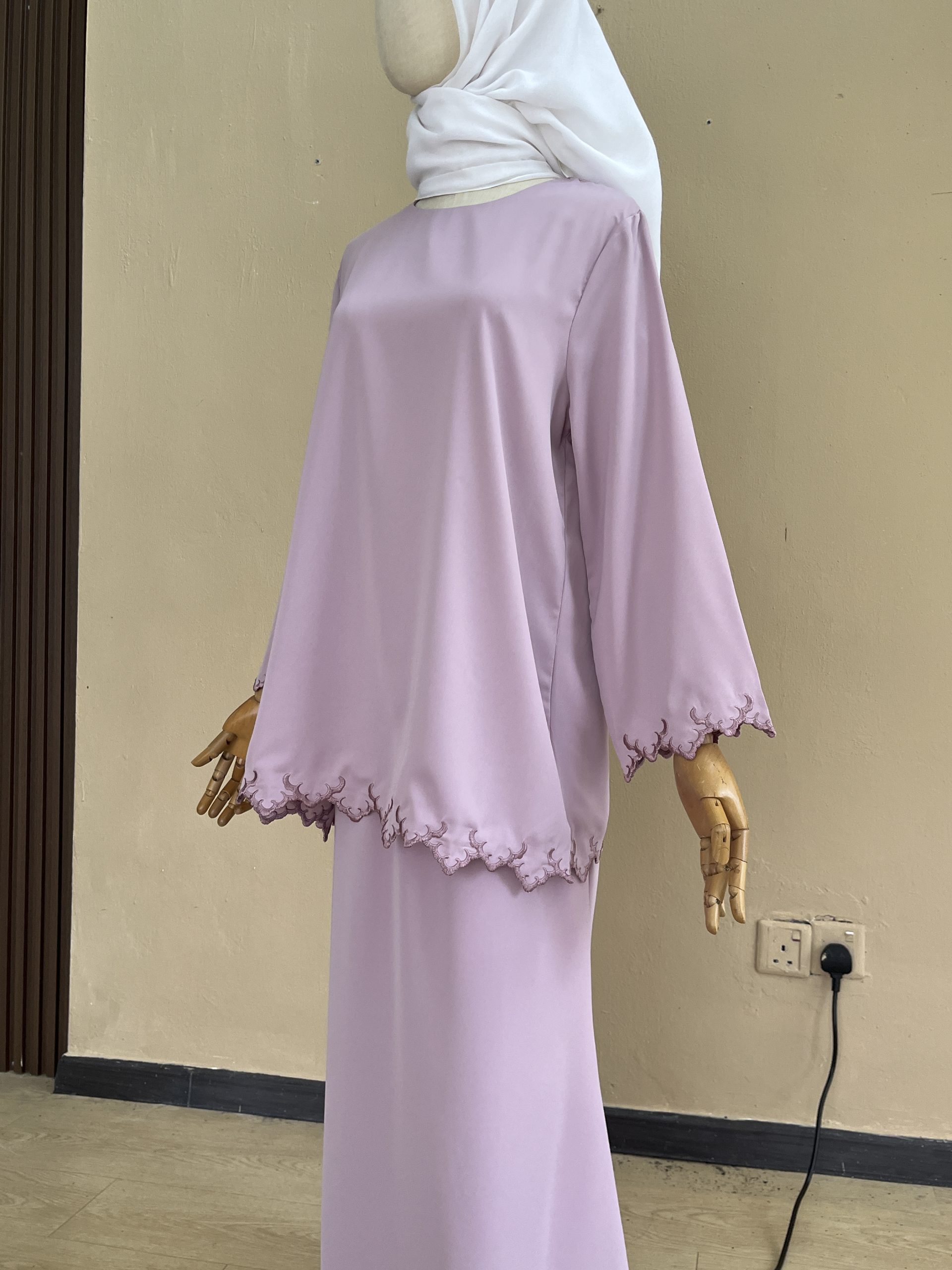 Qaseh Embroidery Kurung in Light Purple - Image 2